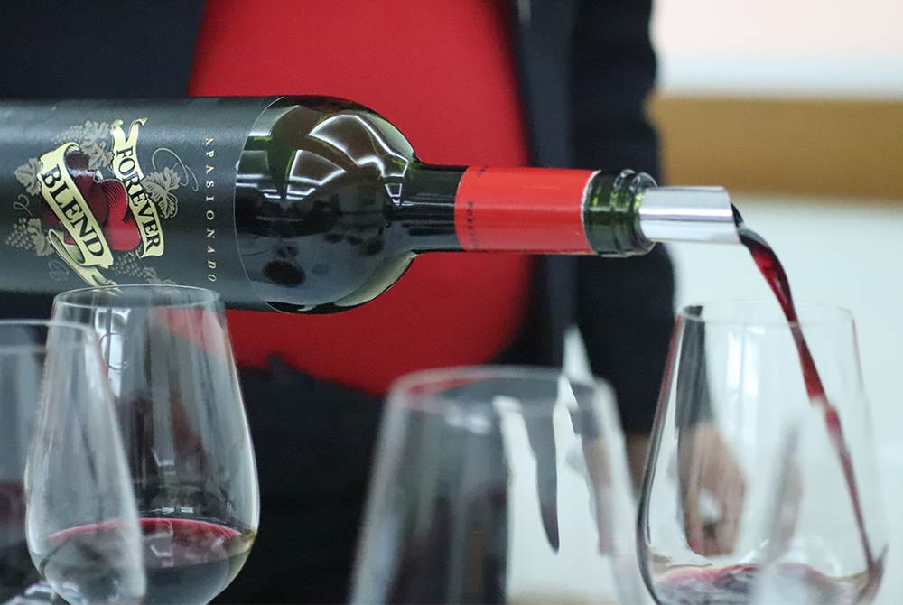 En este momento estás viendo Vinos chilenos en cata: Descorchar a Forever Blend y Wag!